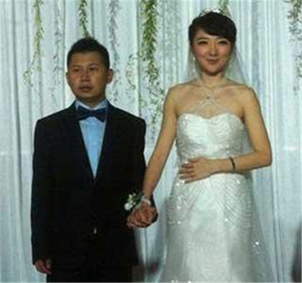 何云伟老婆陈笛黑历史开扒,何云伟第一任妻子照片女朋友月月是谁