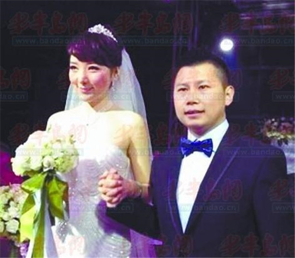 何云伟老婆陈笛黑历史开扒,何云伟第一任妻子照片女朋友月月是谁