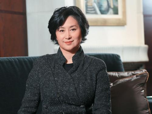 何超琼年轻时照片和李嘉欣谁漂亮？何超琼有孩子吗坠马不能生育