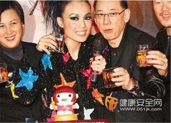 容祖儿春卷事件是什么意思怎么夹断的,容祖儿和杨受成的关系如何