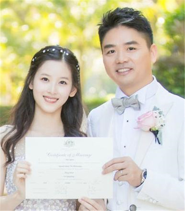 刘强东前妻和儿子照片为什么离婚后悔了吗,刘强东儿子是和谁生的