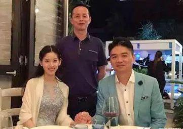 章泽天父亲是南京首富身价资产二女儿照片？刘强东和章丽厚差几岁