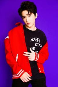 张新成为什么叫本哥？张新成眼睛怎么回事怪怪的有问题斗鸡眼？