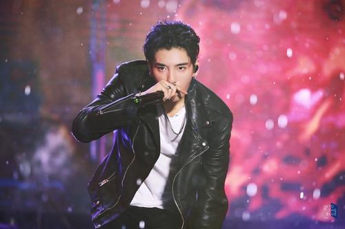 王子异家里为什么有钱父母干什么的？王子异父亲到底是谁是巍子吗